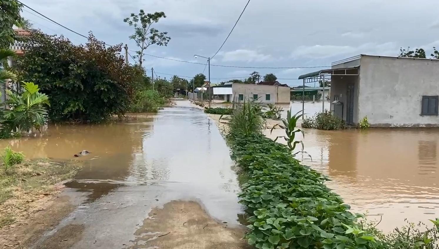 Thủy điện Đồng Nai 5 xả tràn, hàng trăm hộ dân hạ nguồn bị ngập lụt - Ảnh 1.