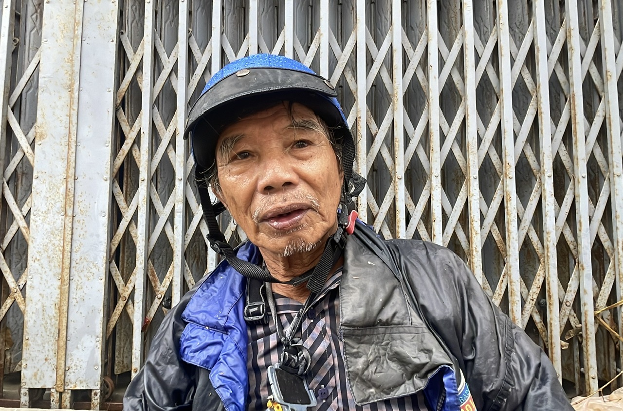 Con gái tật nguyền bị lũ cuốn trong đêm: Cha già run run kể lại khoảnh khắc bất lực - Ảnh 1.