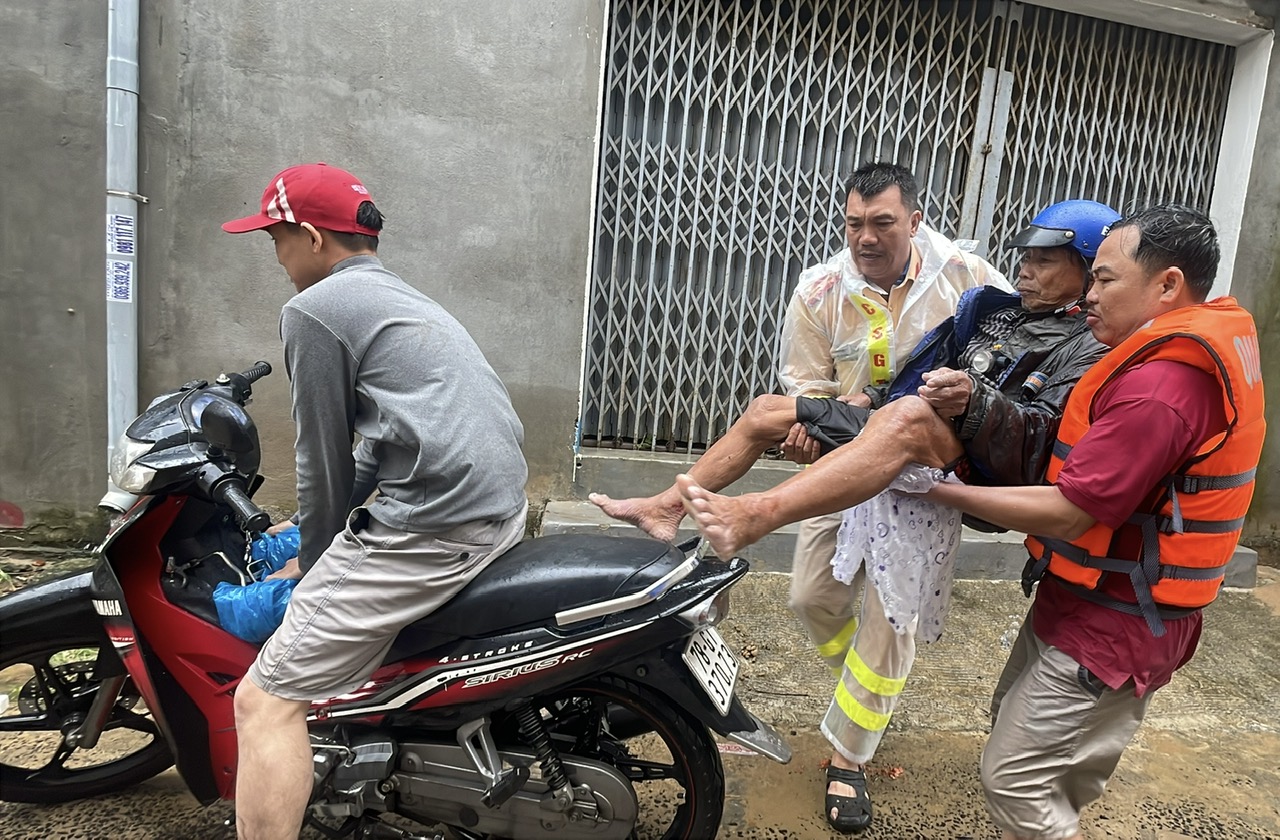 Con gái tật nguyền bị lũ cuốn trong đêm: Cha già run run kể lại khoảnh khắc bất lực - Ảnh 3.