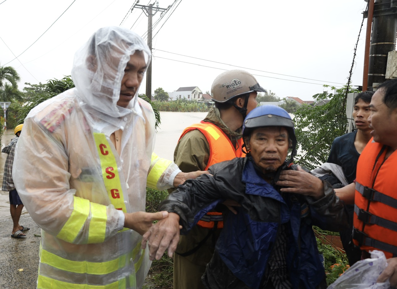 Con gái tật nguyền bị lũ cuốn trong đêm: Cha già run run kể lại khoảnh khắc bất lực - Ảnh 4.