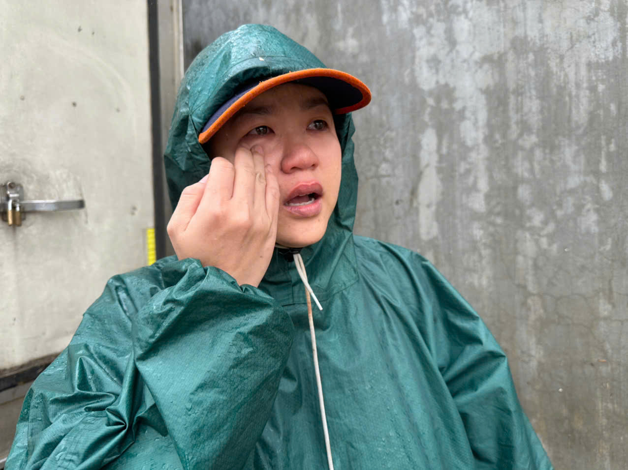 Bật khóc tìm ông ngoại ở rốn lũ Đắk Lắk: Cháu gái gặp phép màu - Ảnh 1.