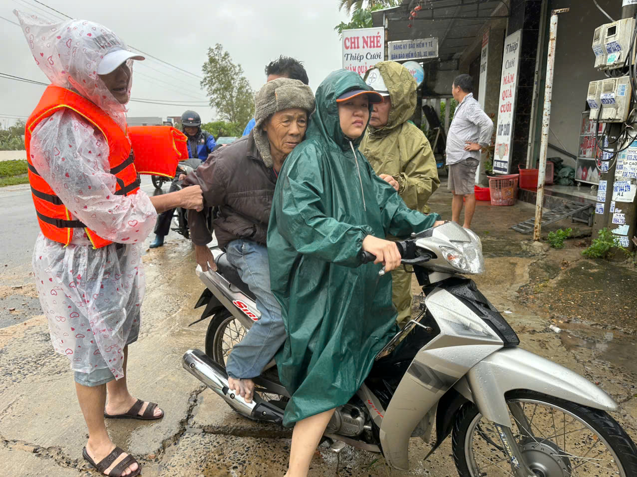 Bật khóc tìm ông ngoại ở rốn lũ Đắk Lắk: Cháu gái gặp phép màu - Ảnh 5.