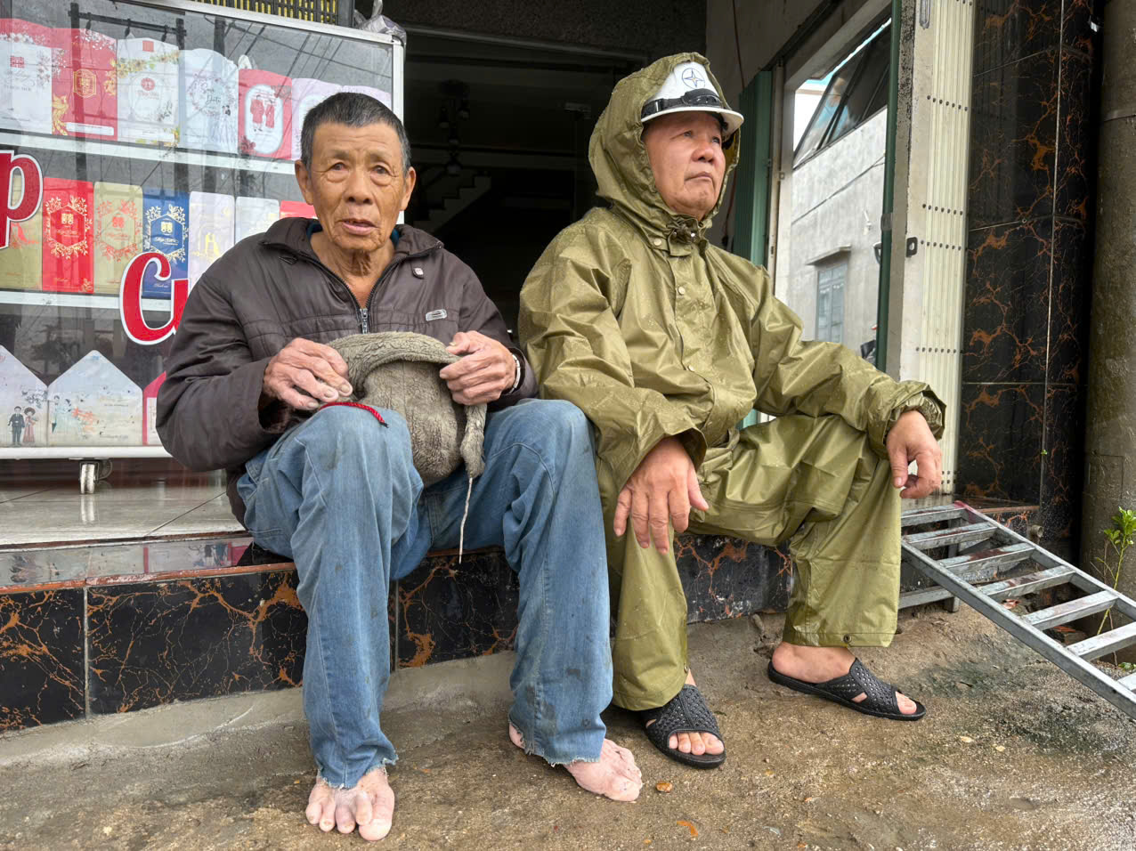 Bật khóc tìm ông ngoại ở rốn lũ Đắk Lắk: Cháu gái gặp phép màu - Ảnh 3.