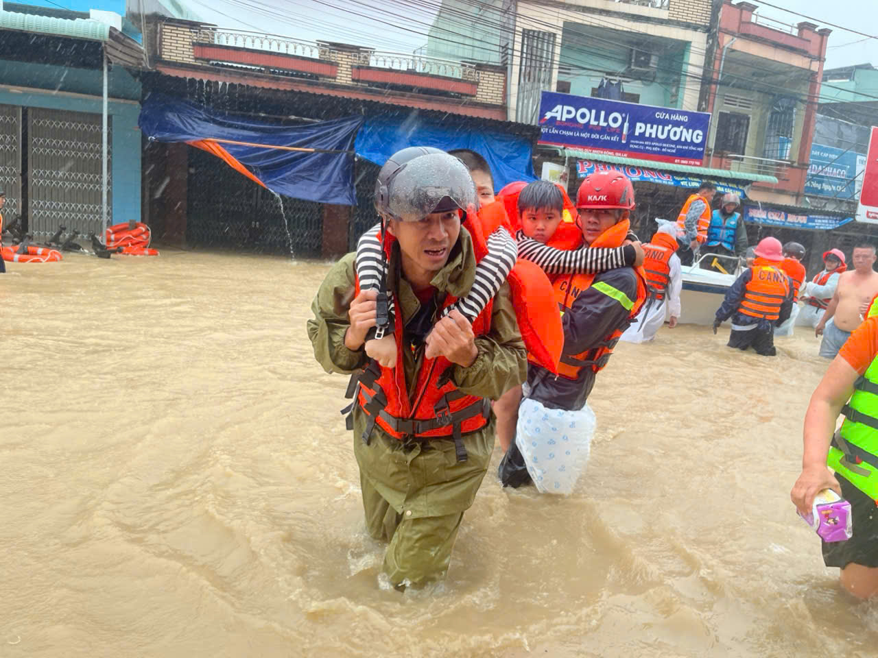 Bộ đội, công an lăn xả cứu dân ngập lụt lịch sử, lay động lòng bao người - Ảnh 1.