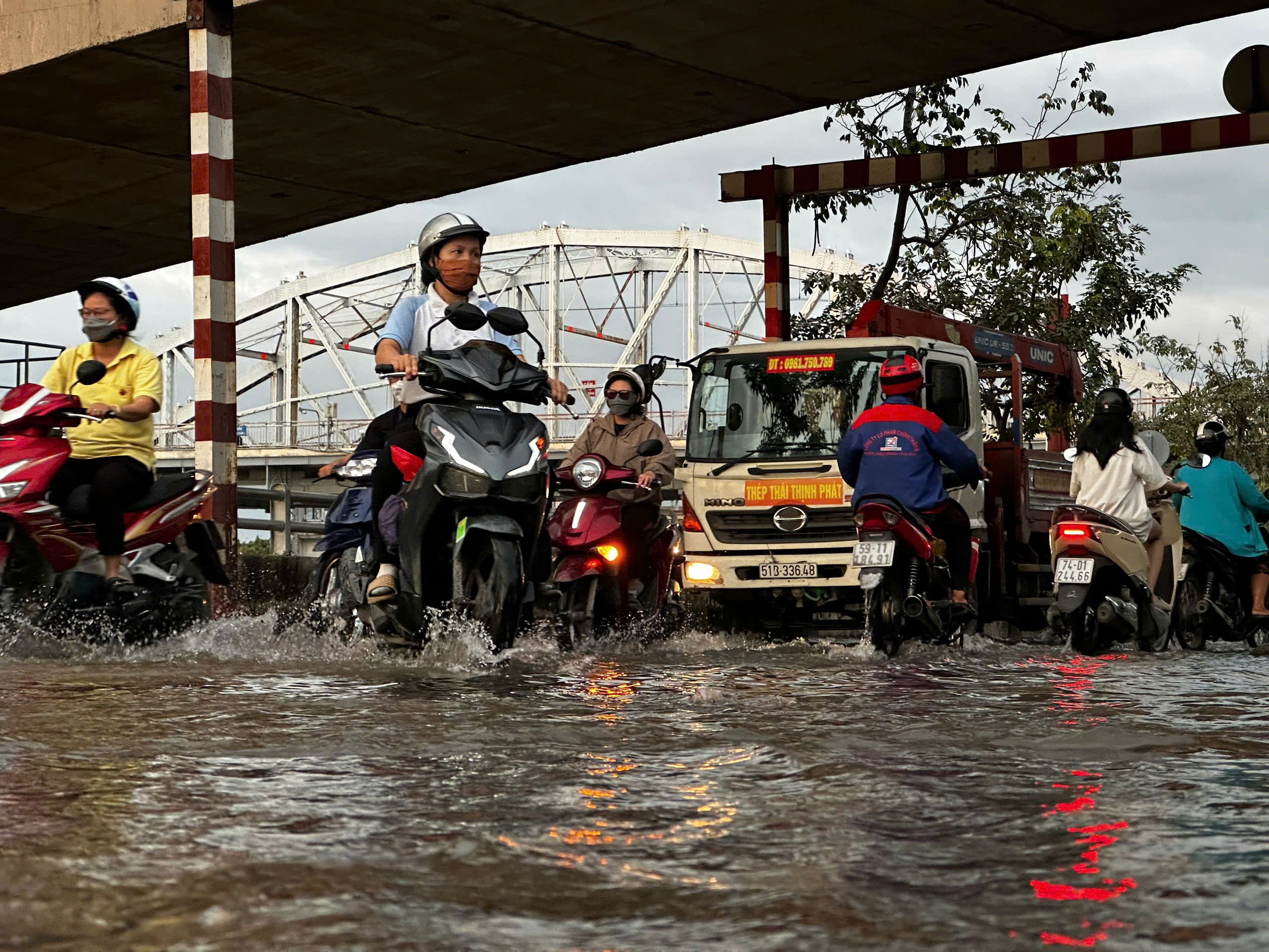 TP.HCM: 2000 bao cát được đắp sẵn, đường Trần Xuân Soạn vẫn lo ngập - Ảnh 2.
