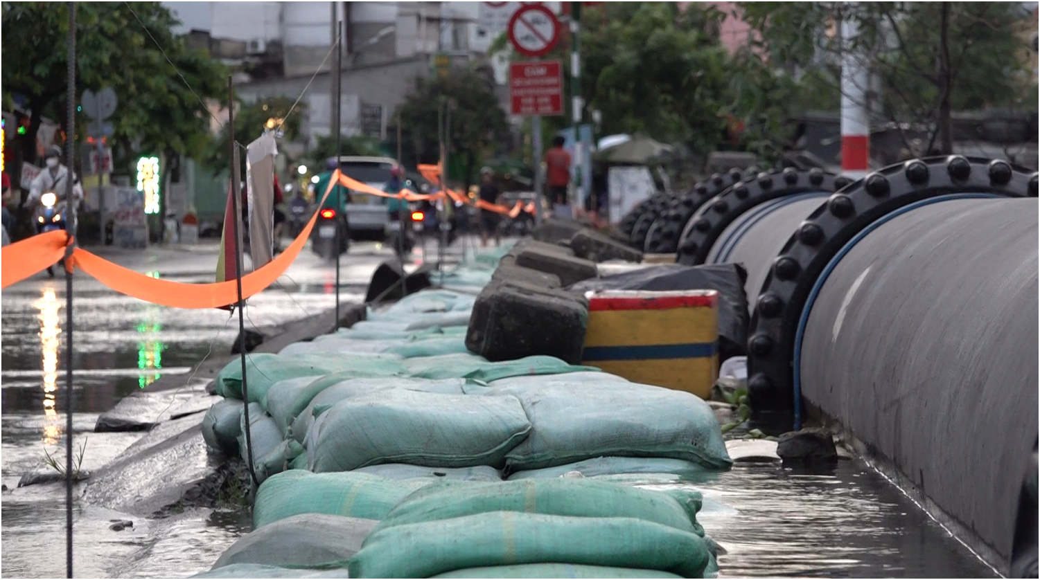 TP.HCM: 2000 bao cát được đắp sẵn, đường Trần Xuân Soạn vẫn lo ngập - Ảnh 1.