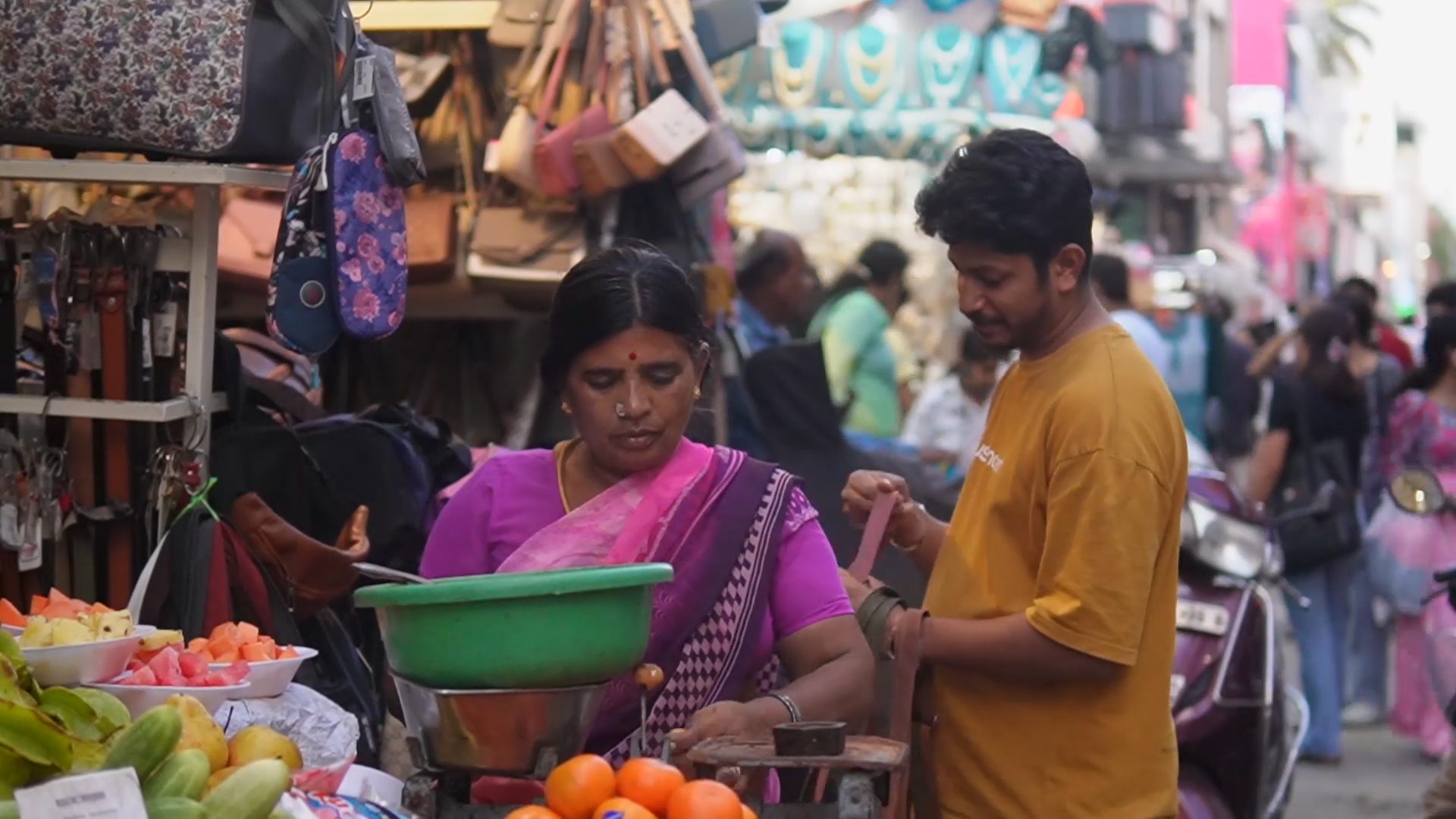 Du kh&aacute;ch Việt đi chợ đ&ecirc;m ở Bangalore gặp chủ shop si&ecirc;u dễ mến | Xin ch&agrave;o Ấn Độ - P6 - Ảnh 1.