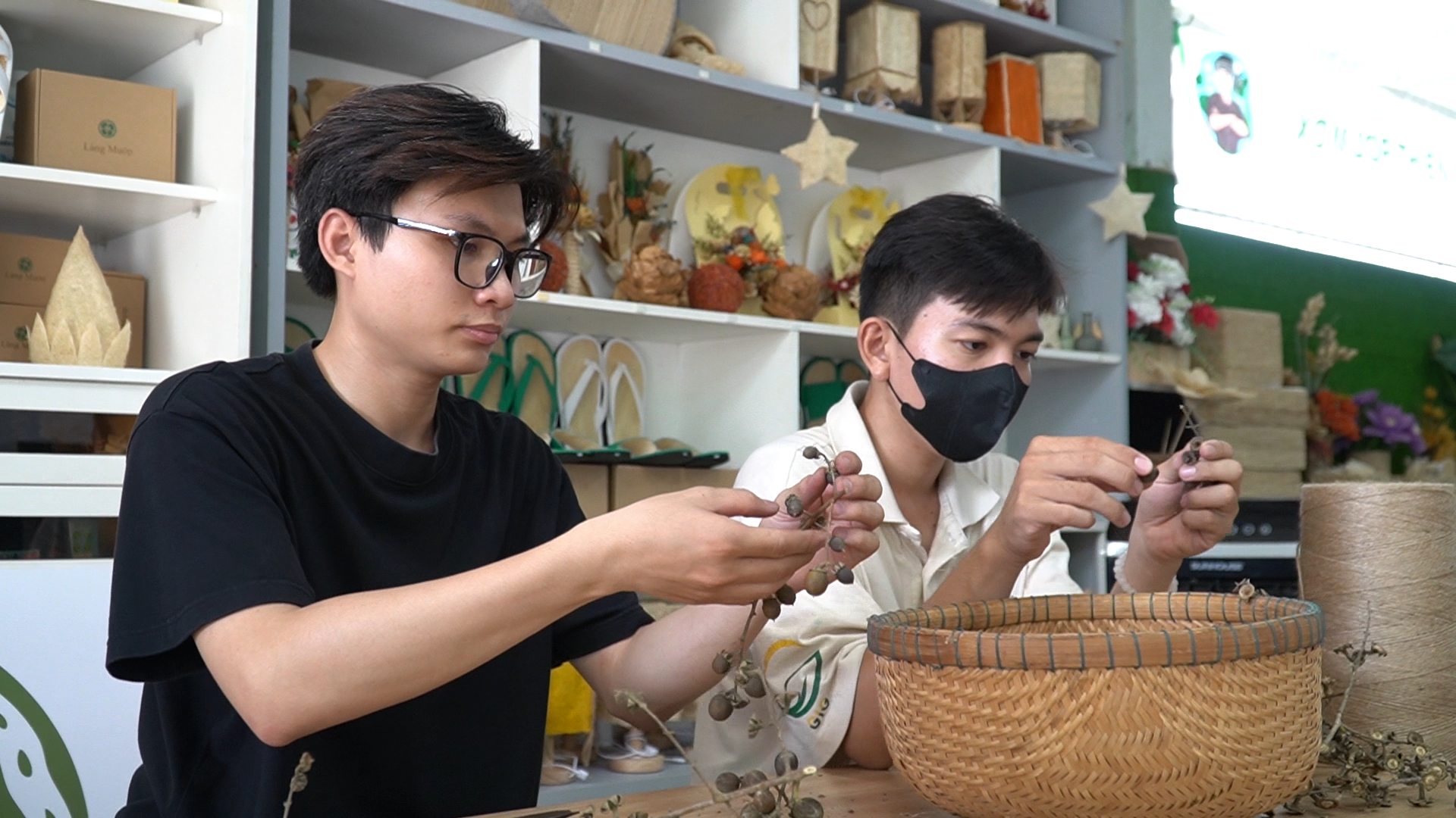 C&ugrave;ng sống xanh số 134: Ch&agrave;ng trai biến vỏ tr&aacute;i c&acirc;y dại ven đường  - Ảnh 3.