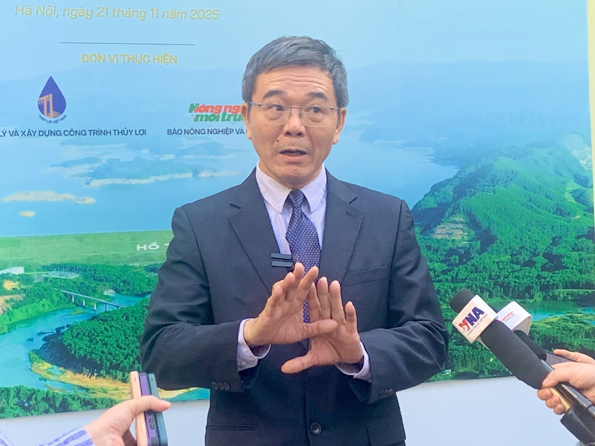 Thủy điện xả lũ 'bên nào cũng đúng' còn 'dân chạy không kịp'- Ảnh 2.