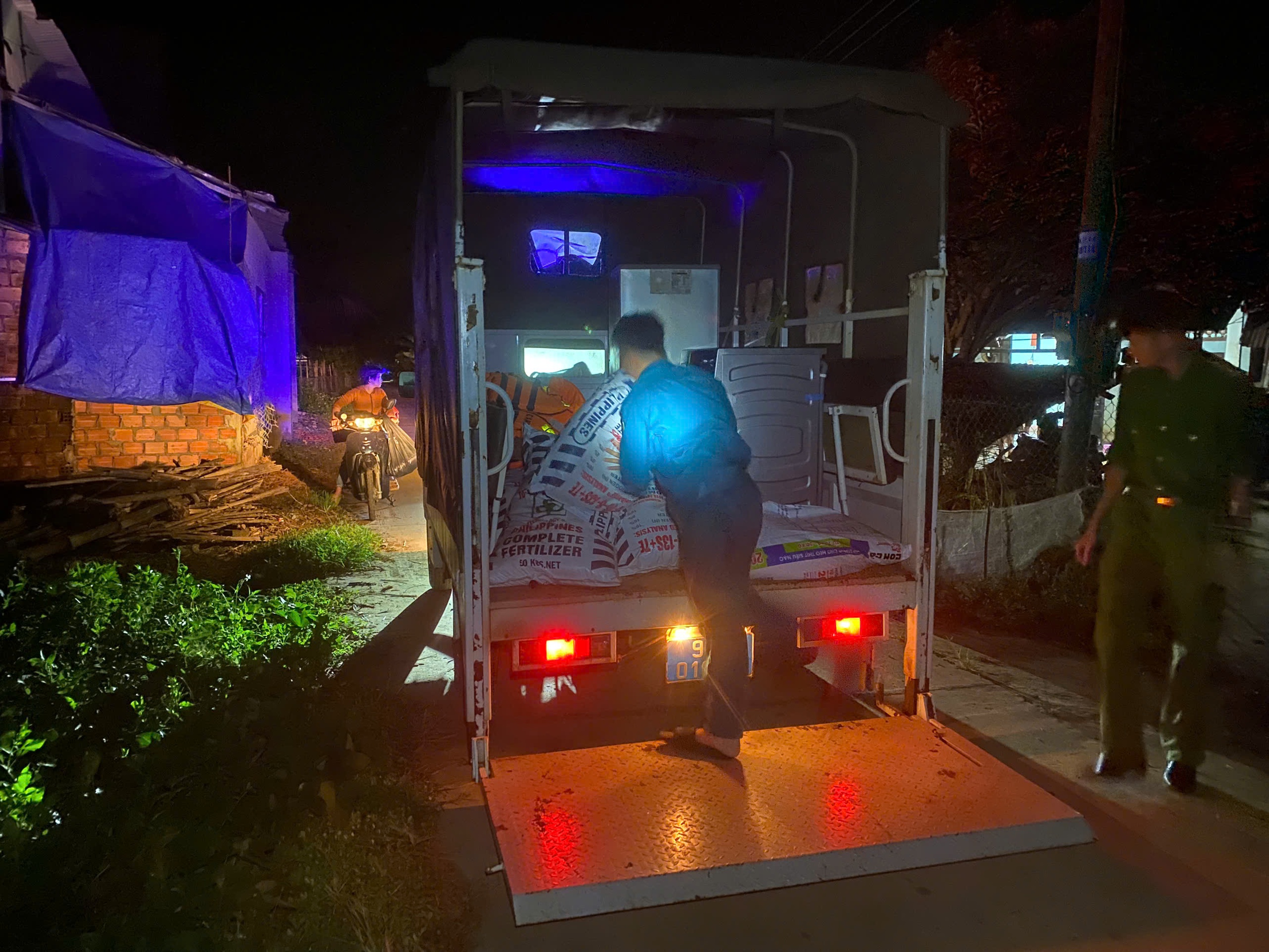 Thủy điện Đồng Nai 5 xả tràn, hàng trăm hộ dân hạ nguồn bị ngập lụt - Ảnh 4.