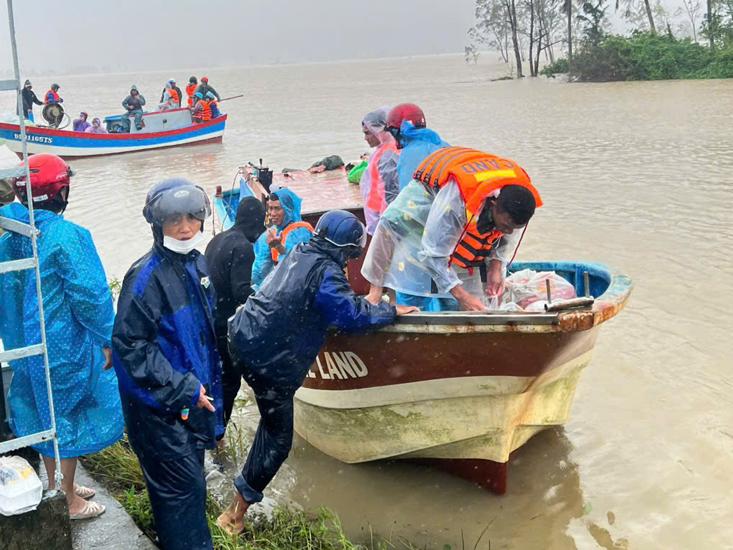 Thầy cô vùng ngập lụt Phú Yên: Ngày 20.11 không hoa, chỉ những nồi cơm nghĩa tình - Ảnh 2.
