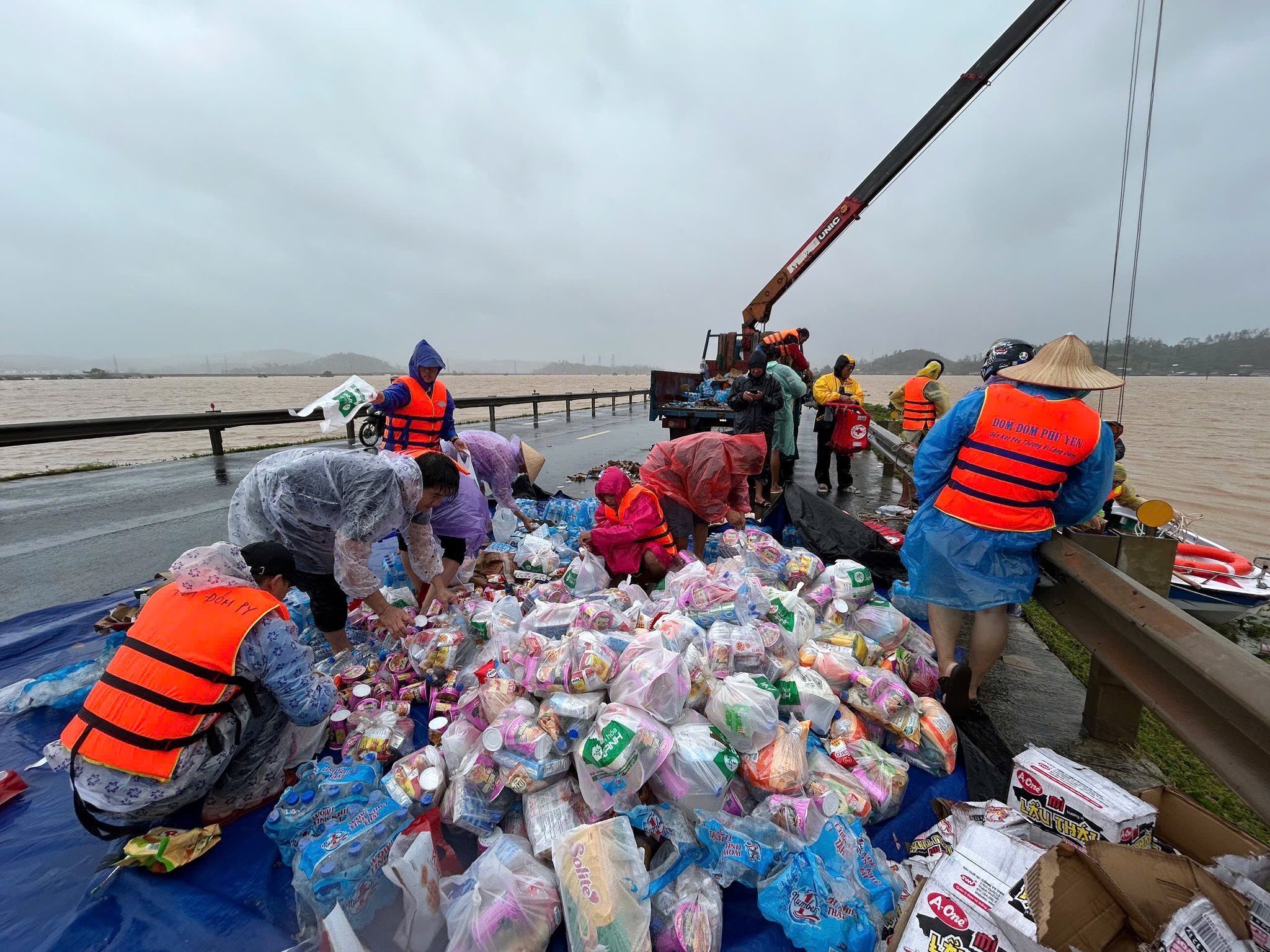 Cứu trợ ngập lụt Phú Yên cũ, người dân đói lả xin cơm, nước uống- Ảnh 2.
