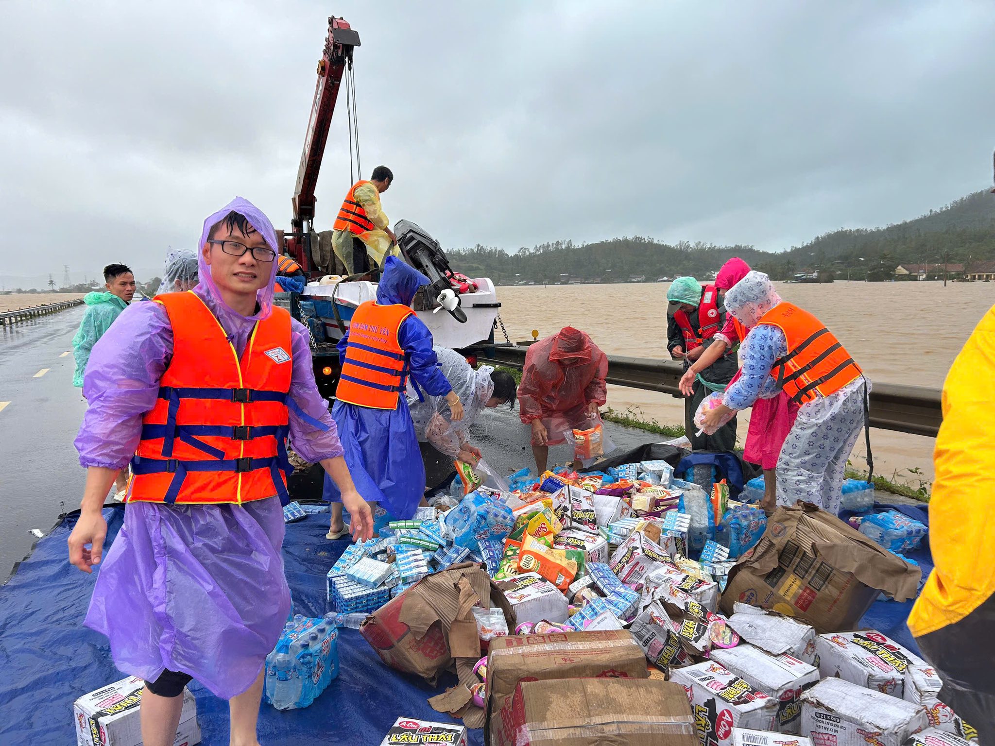 Cứu trợ ngập lụt Phú Yên cũ, người dân đói lả xin cơm, nước uống- Ảnh 1.