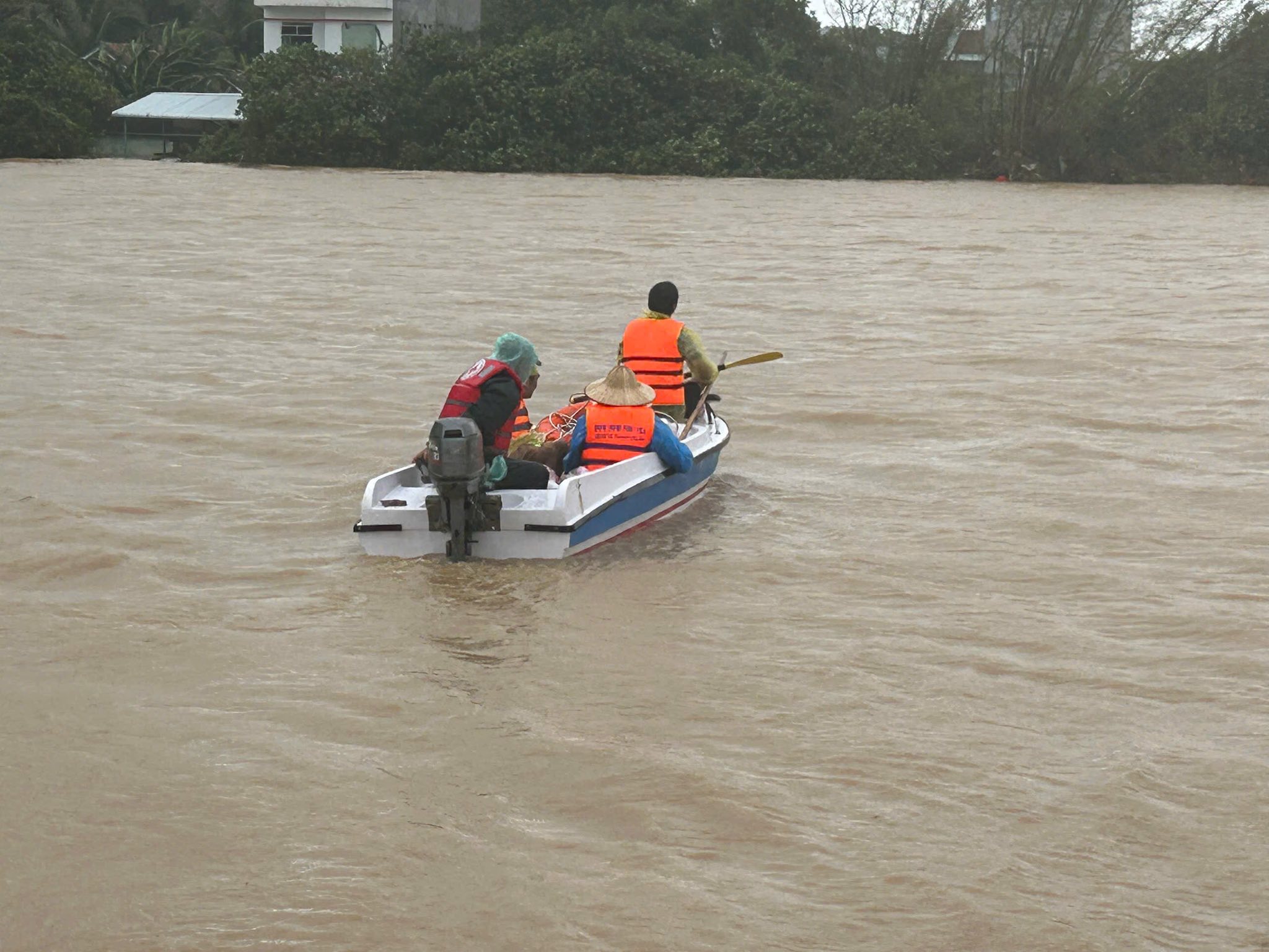 Cứu trợ ngập lụt Phú Yên cũ, người dân đói lả xin cơm, nước uống- Ảnh 6.