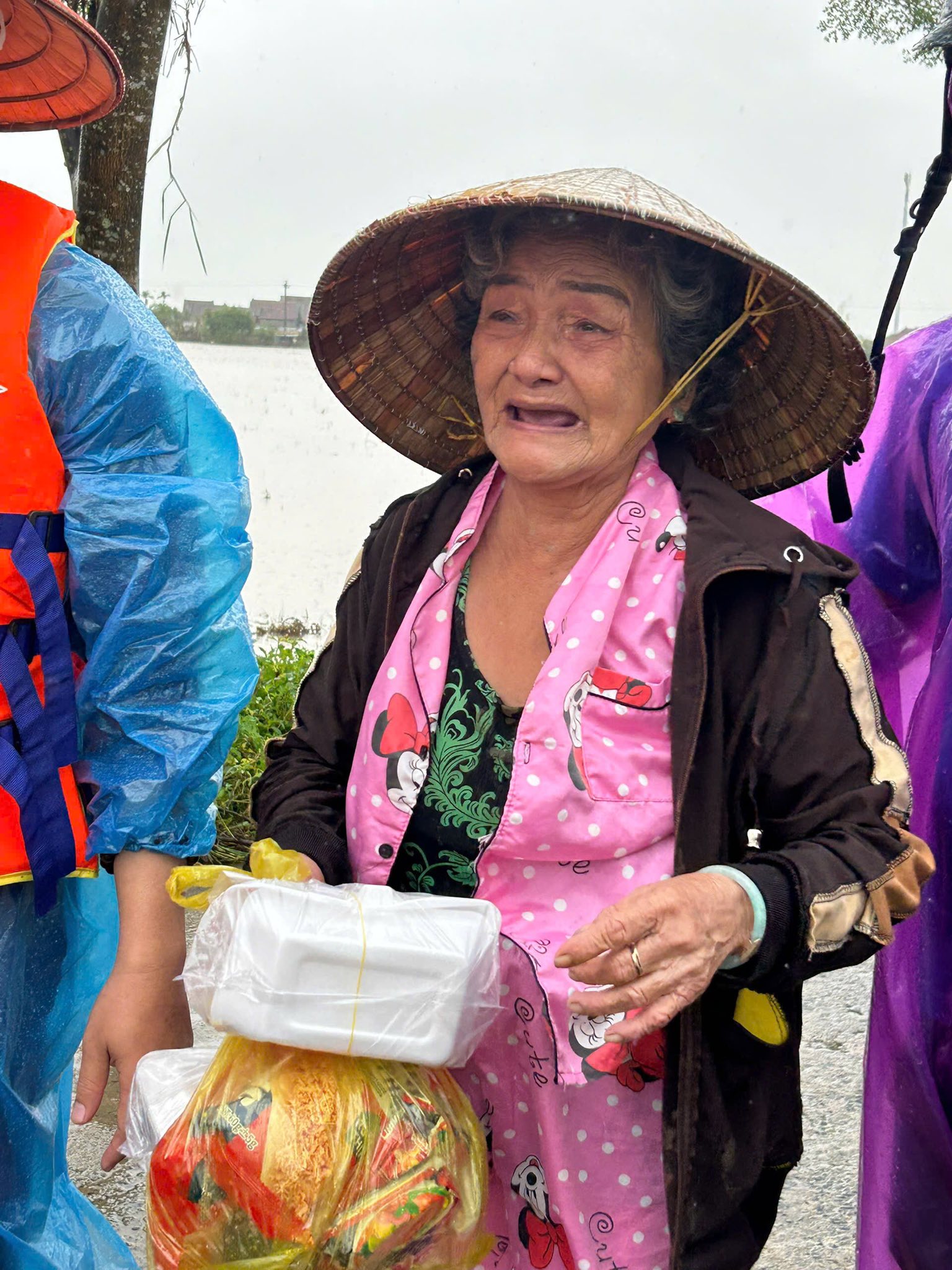 Cứu trợ ngập lụt Phú Yên cũ, người dân đói lả xin cơm, nước uống- Ảnh 4.