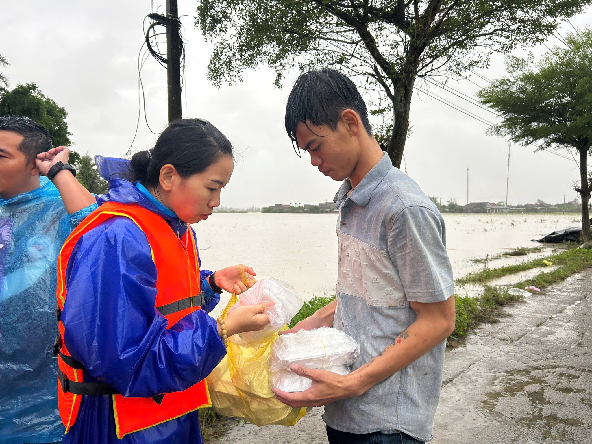 Cứu trợ ngập lụt Phú Yên cũ, người dân đói lả xin cơm, nước uống- Ảnh 5.
