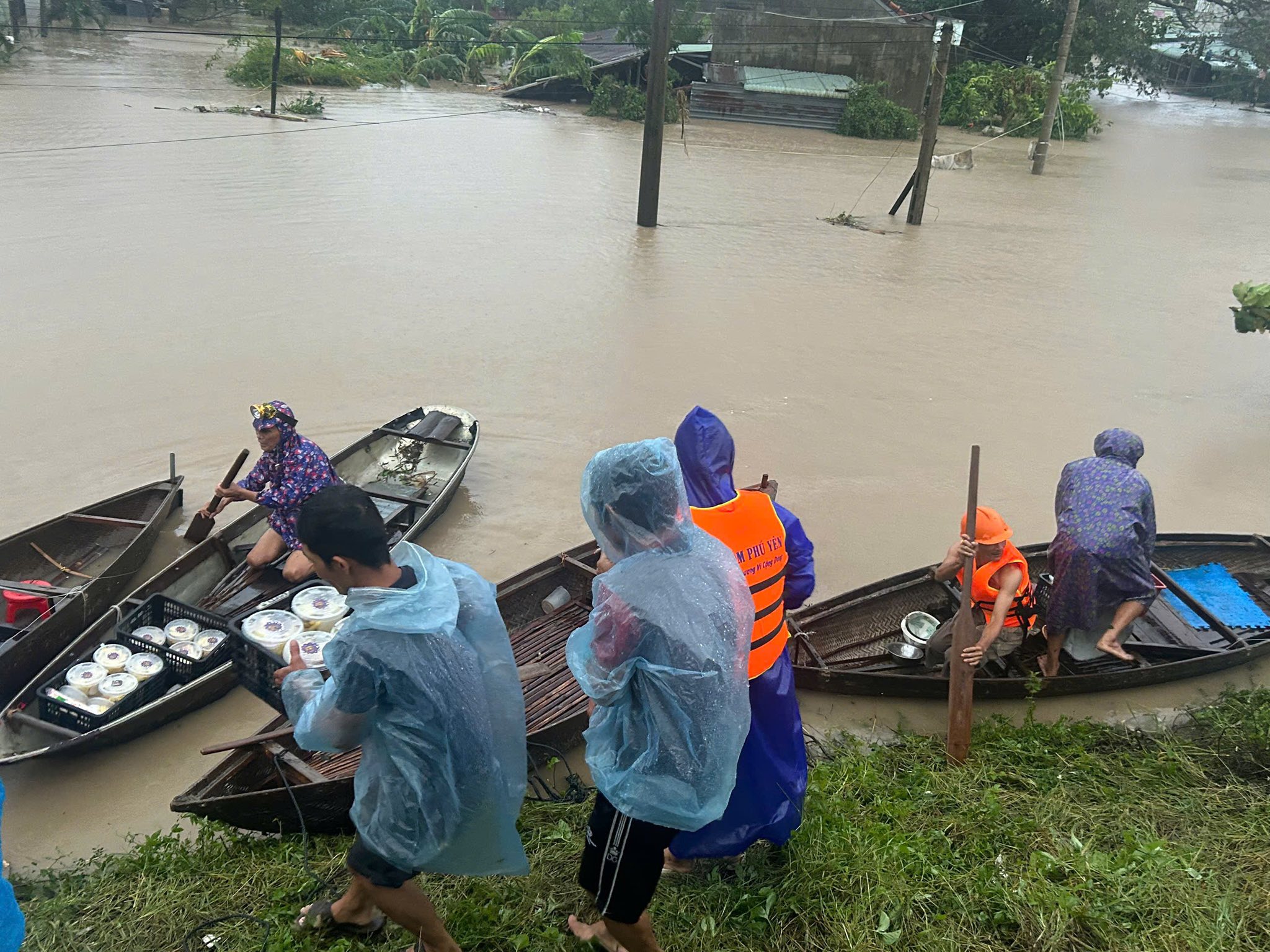 Cứu trợ ngập lụt Phú Yên cũ, người dân đói lả xin cơm, nước uống- Ảnh 7.
