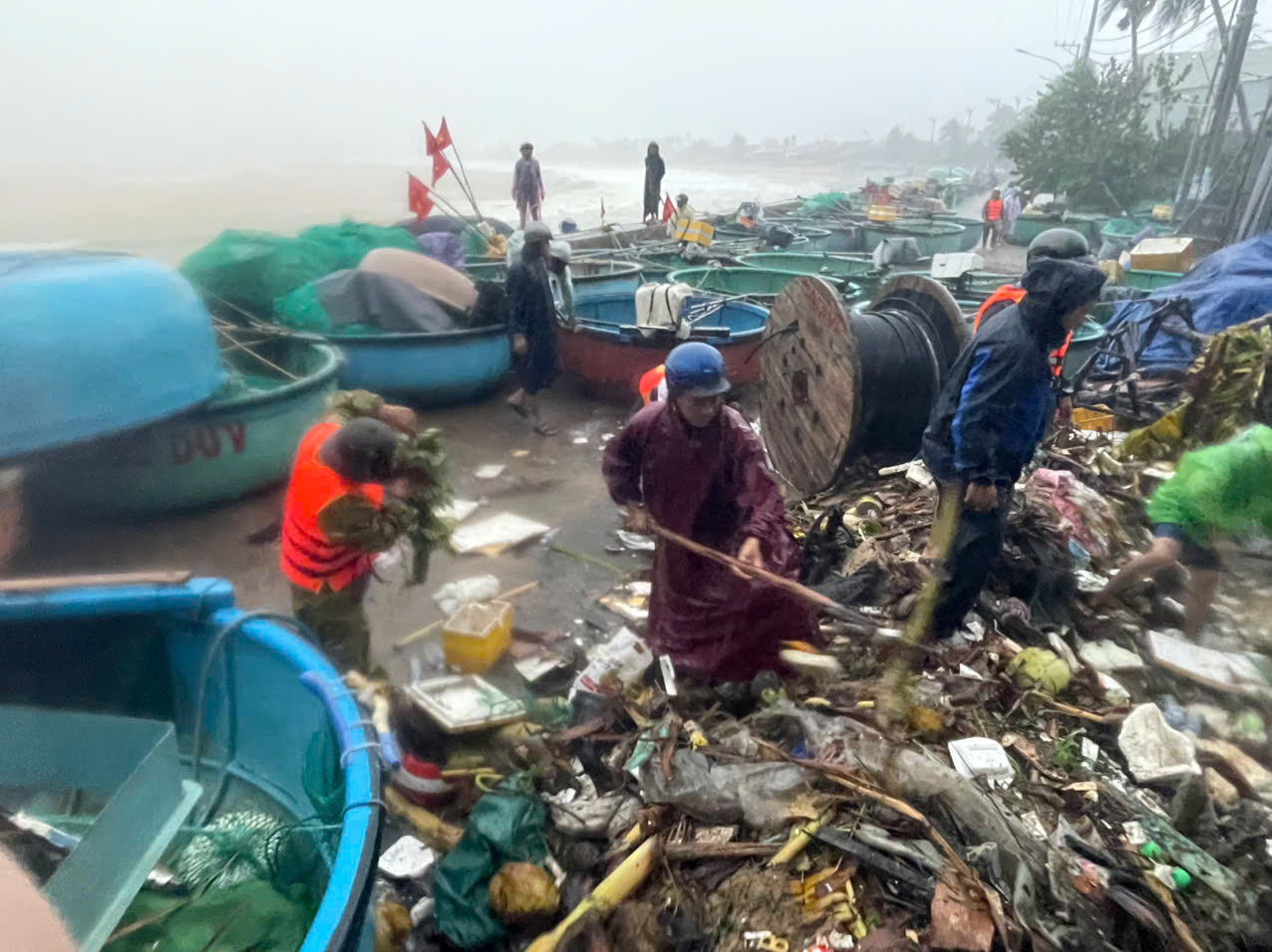 Công an tỉnh Đắk Lắk xin quần áo giúp dân vùng ngập lụt thương tâm- Ảnh 4.