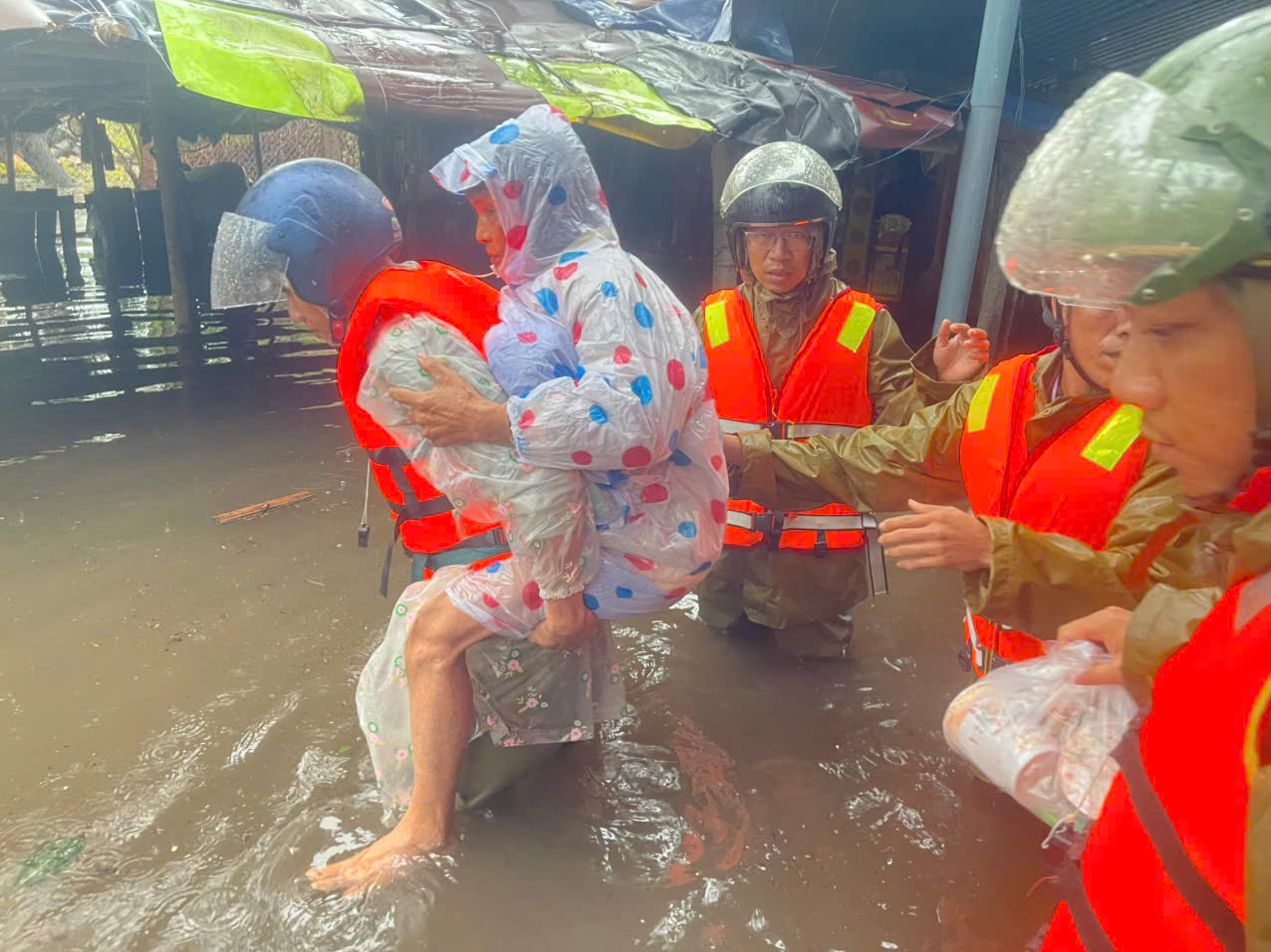 Công an tỉnh Đắk Lắk xin quần áo giúp dân vùng ngập lụt thương tâm- Ảnh 1.