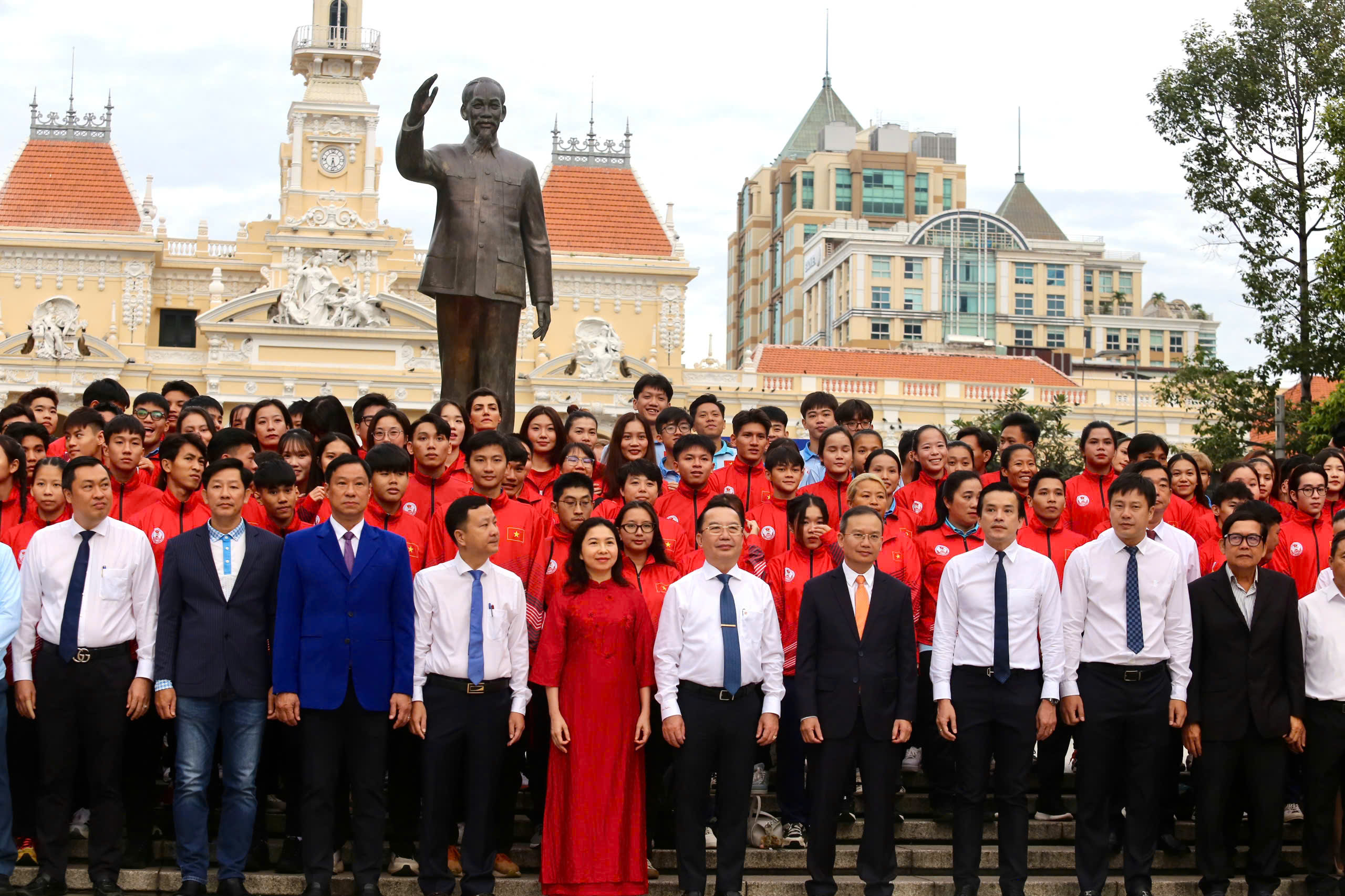 Chủ tịch UBND TP.HCM Nguyễn Văn Được trao cờ xuất quân cho VĐV dự SEA Games 33- Ảnh 3.