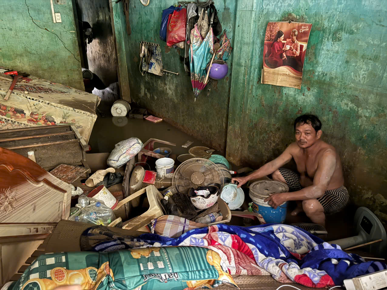 Chết lặng vì nhà cửa tan hoang sau ngập lụt kinh hoàng ở phố biển Quy Nhơn- Ảnh 2.