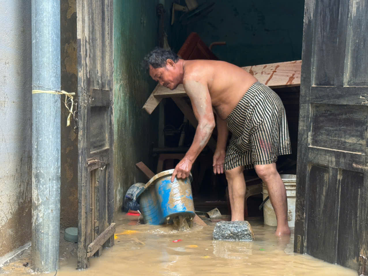 Chết lặng vì nhà cửa tan hoang sau ngập lụt kinh hoàng ở phố biển Quy Nhơn- Ảnh 3.