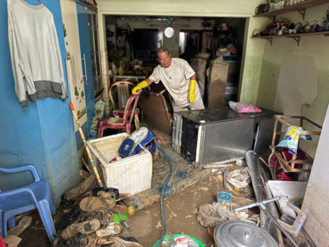 Chết lặng vì nhà cửa tan hoang sau ngập lụt kinh hoàng ở phố biển Quy Nhơn- Ảnh 4.