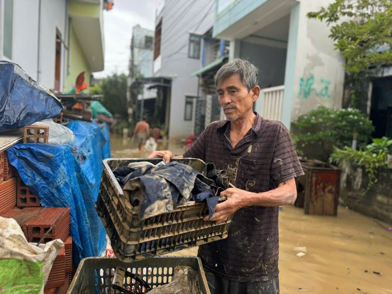 Chết lặng vì nhà cửa tan hoang sau ngập lụt kinh hoàng ở phố biển Quy Nhơn- Ảnh 5.