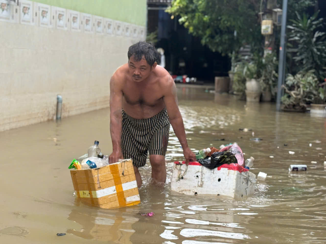 Chết lặng vì nhà cửa tan hoang sau ngập lụt kinh hoàng ở phố biển Quy Nhơn- Ảnh 6.