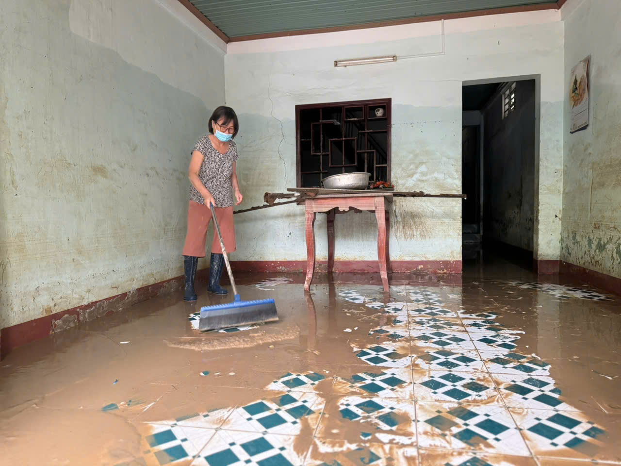 Chết lặng vì nhà cửa tan hoang sau ngập lụt kinh hoàng ở phố biển Quy Nhơn- Ảnh 8.