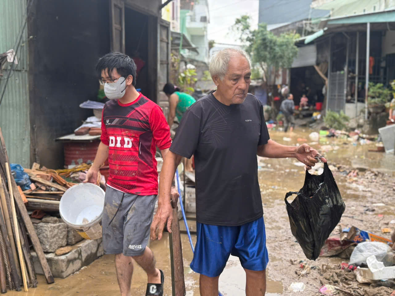 Chết lặng vì nhà cửa tan hoang sau ngập lụt kinh hoàng ở phố biển Quy Nhơn- Ảnh 12.