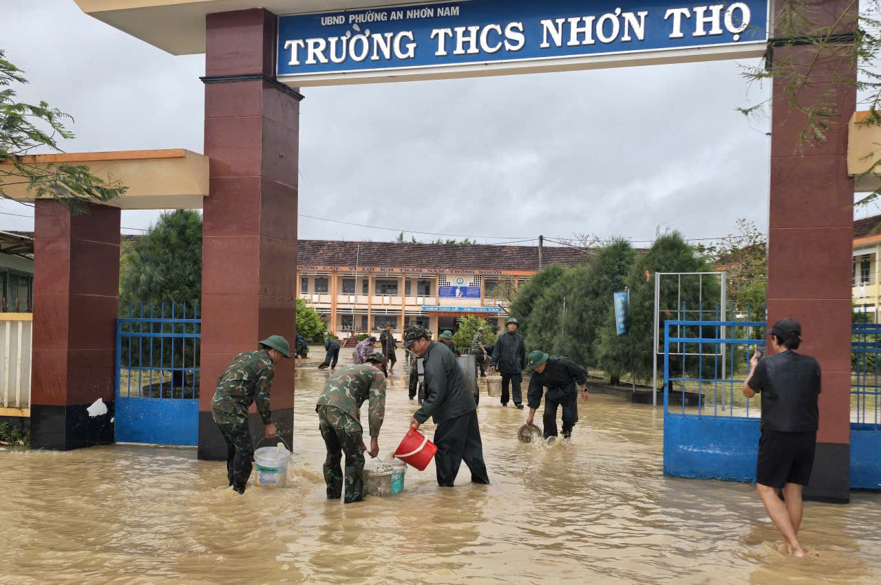 Chết lặng vì nhà cửa tan hoang sau ngập lụt kinh hoàng ở phố biển Quy Nhơn- Ảnh 14.