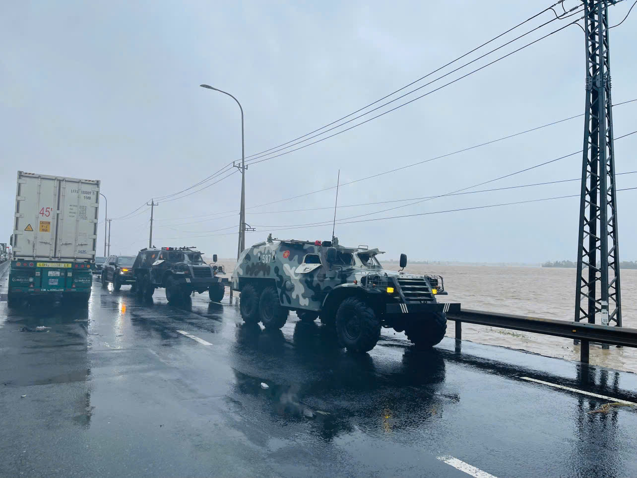Bộ Quốc phòng điều xe thiết giáp tiếp tế dân vùng ngập lụt Đắk Lắk- Ảnh 2.