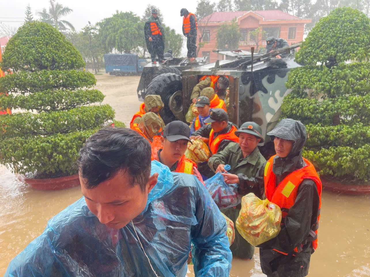 Bộ Quốc phòng điều xe thiết giáp tiếp tế dân vùng ngập lụt Đắk Lắk- Ảnh 4.