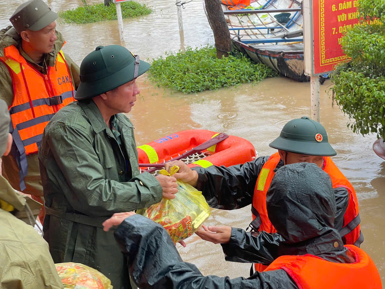Bộ Quốc phòng điều xe thiết giáp tiếp tế dân vùng ngập lụt Đắk Lắk- Ảnh 5.