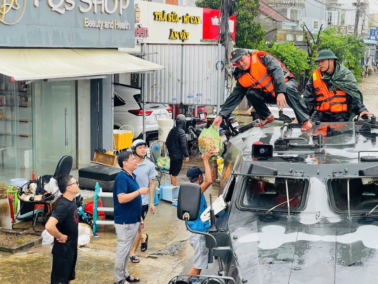 Bộ Quốc phòng điều xe thiết giáp tiếp tế dân vùng ngập lụt Đắk Lắk- Ảnh 7.