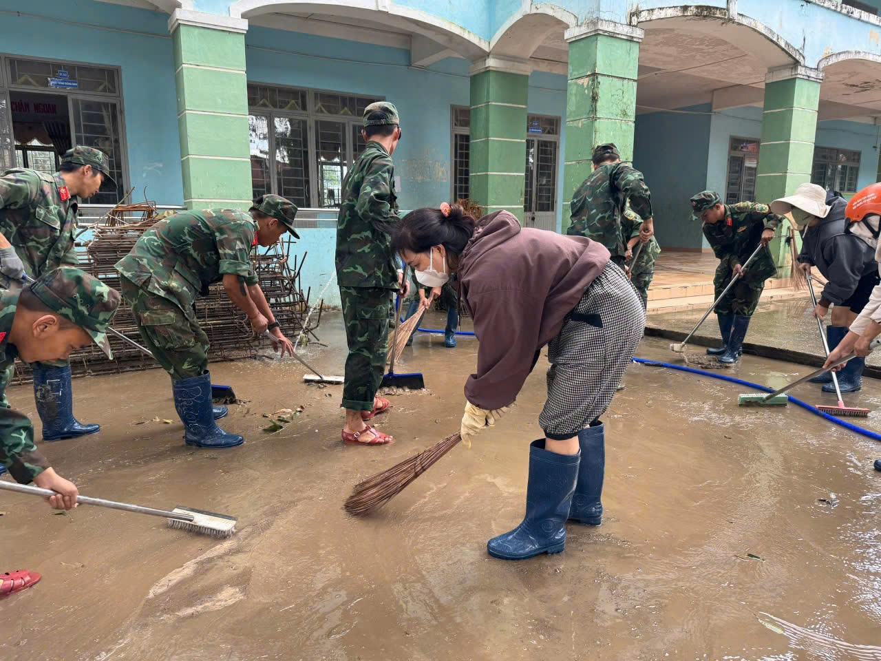 Bộ Quốc phòng điều xe thiết giáp tiếp tế dân vùng ngập lụt Đắk Lắk- Ảnh 9.