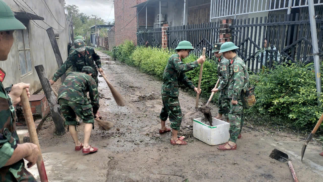 Bộ Quốc phòng điều xe thiết giáp tiếp tế dân vùng ngập lụt Đắk Lắk- Ảnh 10.