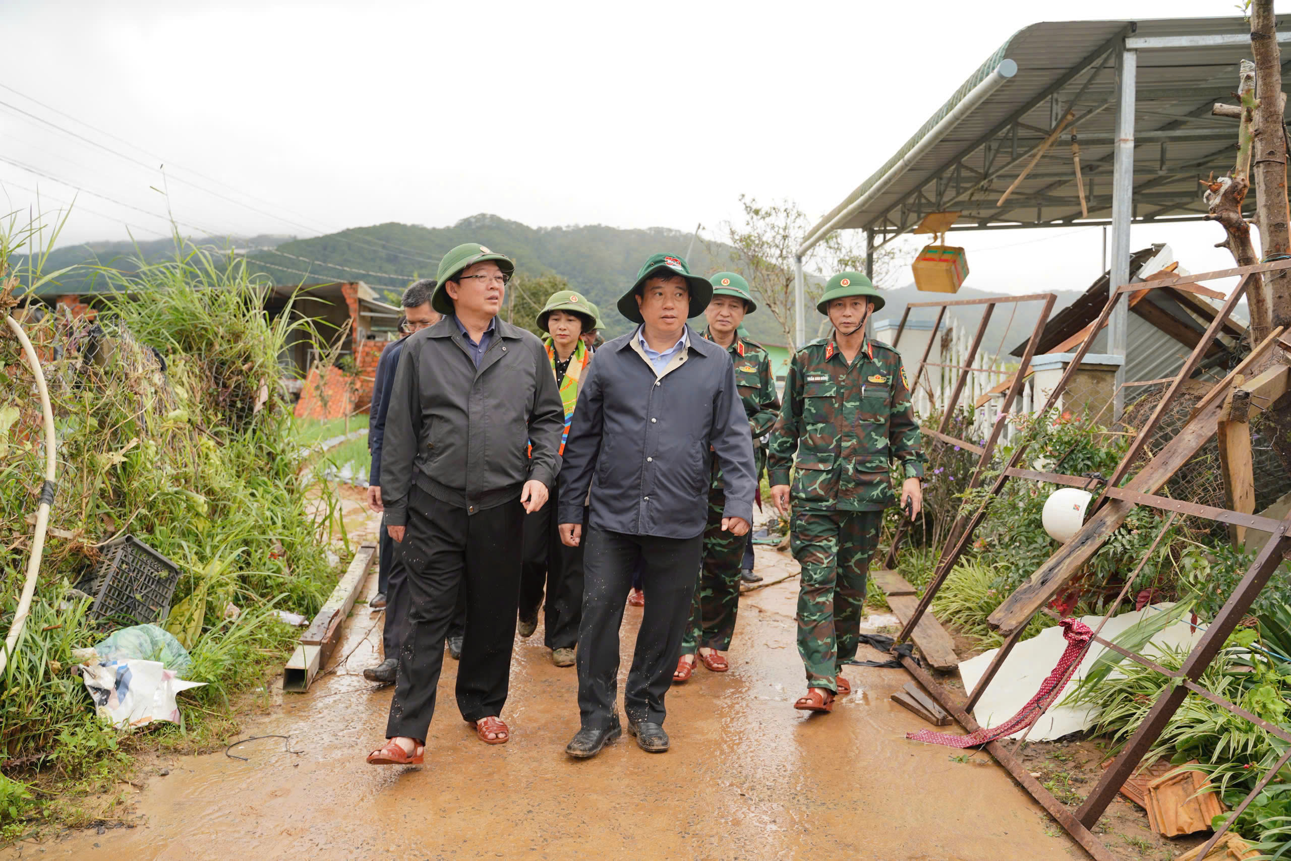 Phó thủ tướng Hồ Quốc Dũng: Trong 10 ngày phải thông đèo Mimosa sạt lở - Ảnh 4.