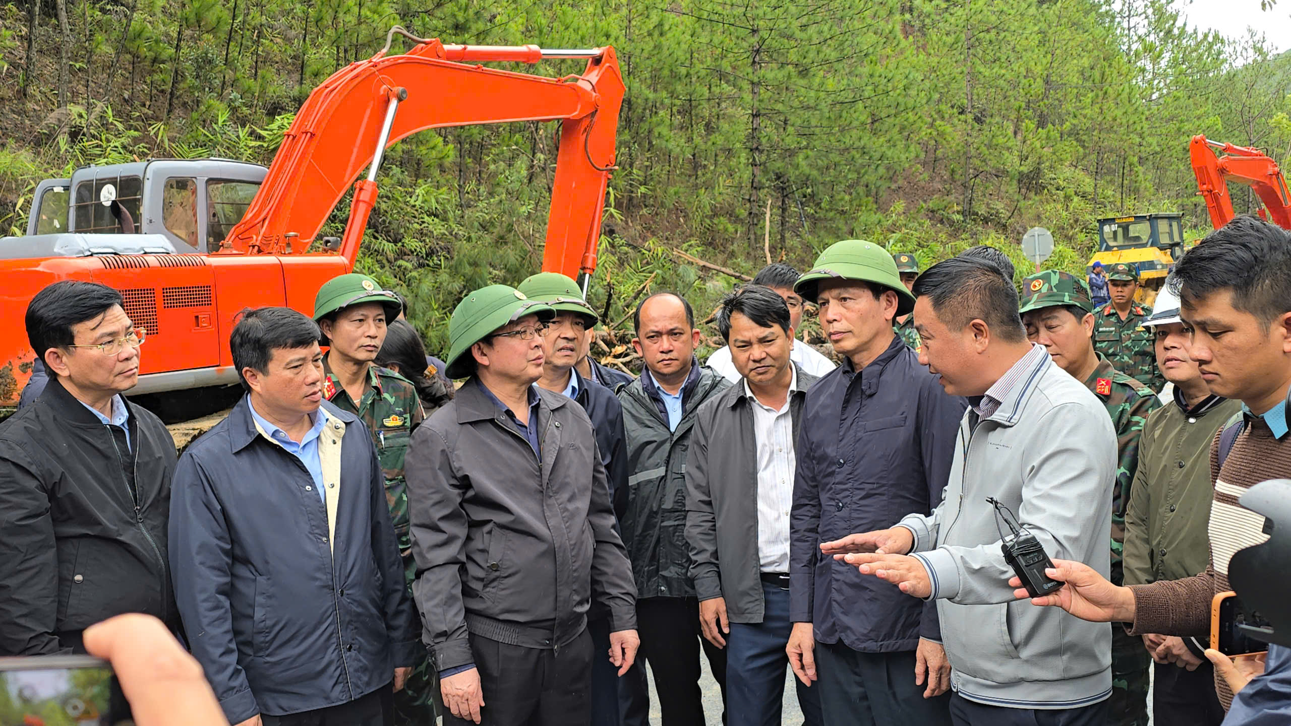 Phó thủ tướng Hồ Quốc Dũng: Trong 10 ngày phải thông đèo Mimosa sạt lở - Ảnh 1.