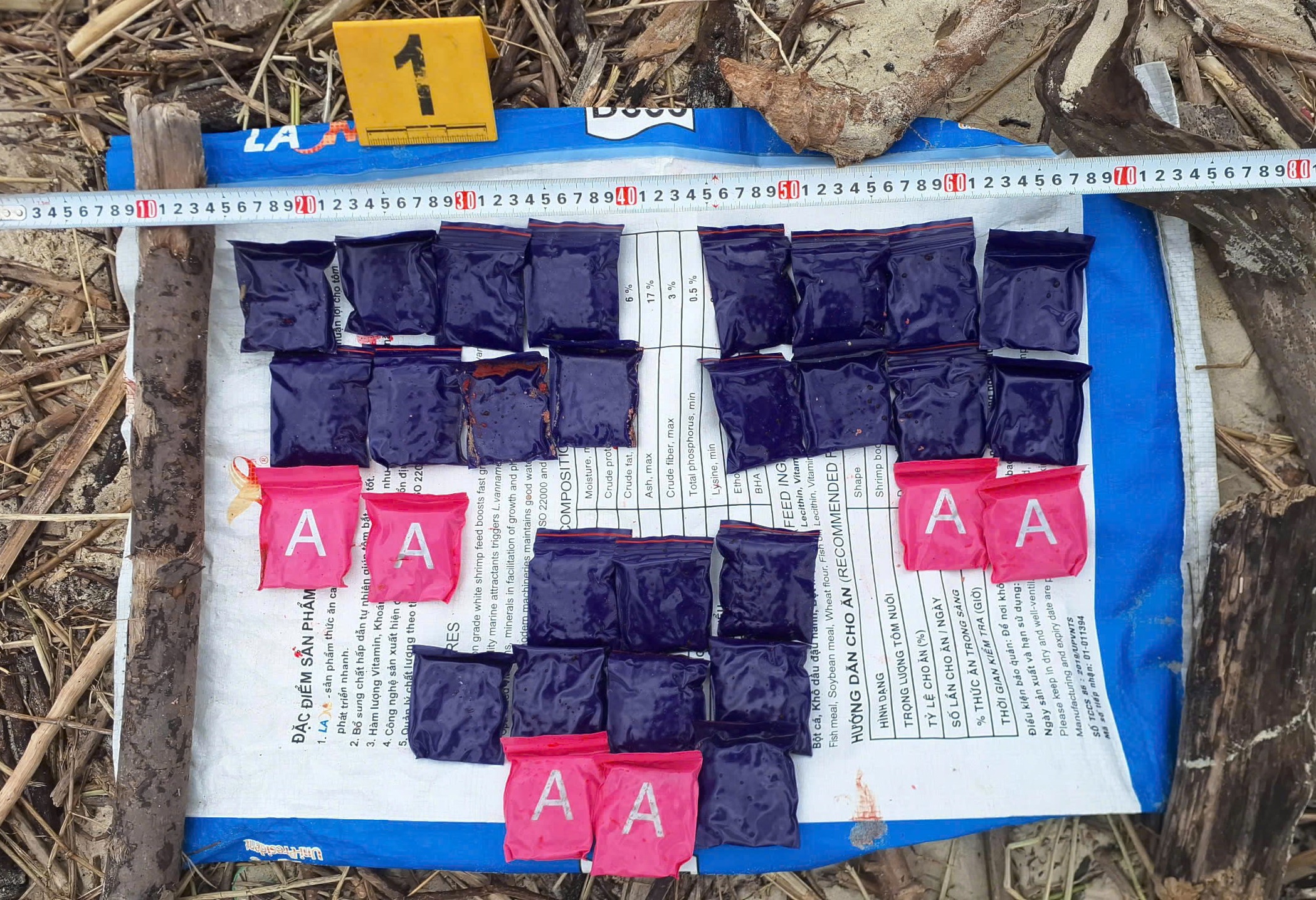 Lại phát hiện nhiều viên nén nghi ma túy trôi dạt vào bờ biển Quảng Trị- Ảnh 2.