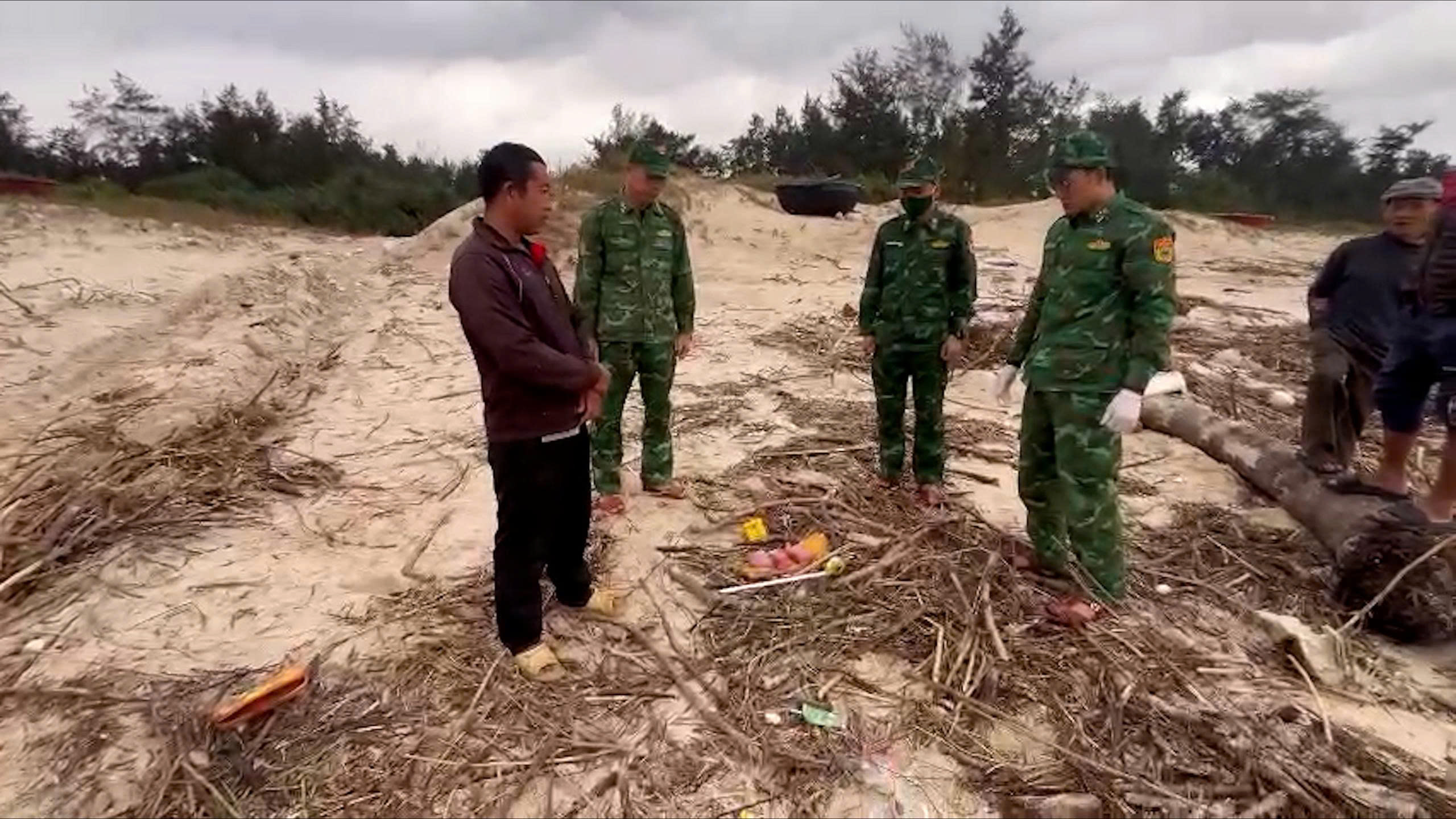 Lại phát hiện nhiều viên nén nghi ma túy trôi dạt vào bờ biển Quảng Trị- Ảnh 1.