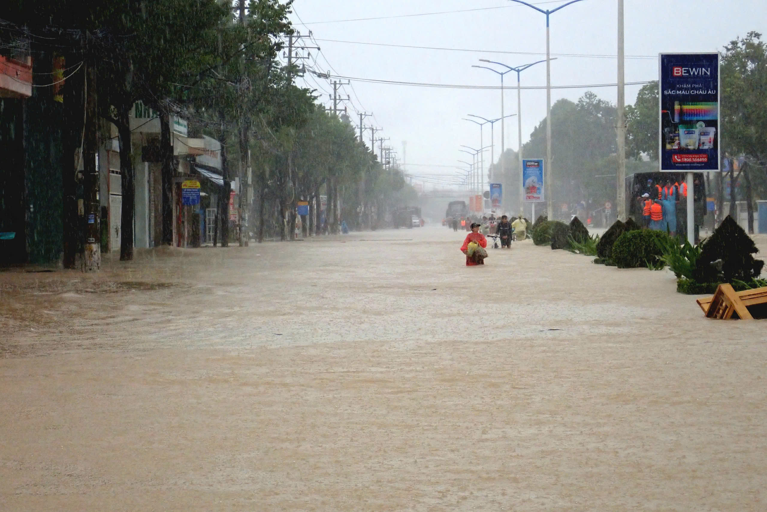 Khánh Hòa bác tin đồn vỡ đập 3 hồ chứa, lũ sông Dinh vẫn còn- Ảnh 1.