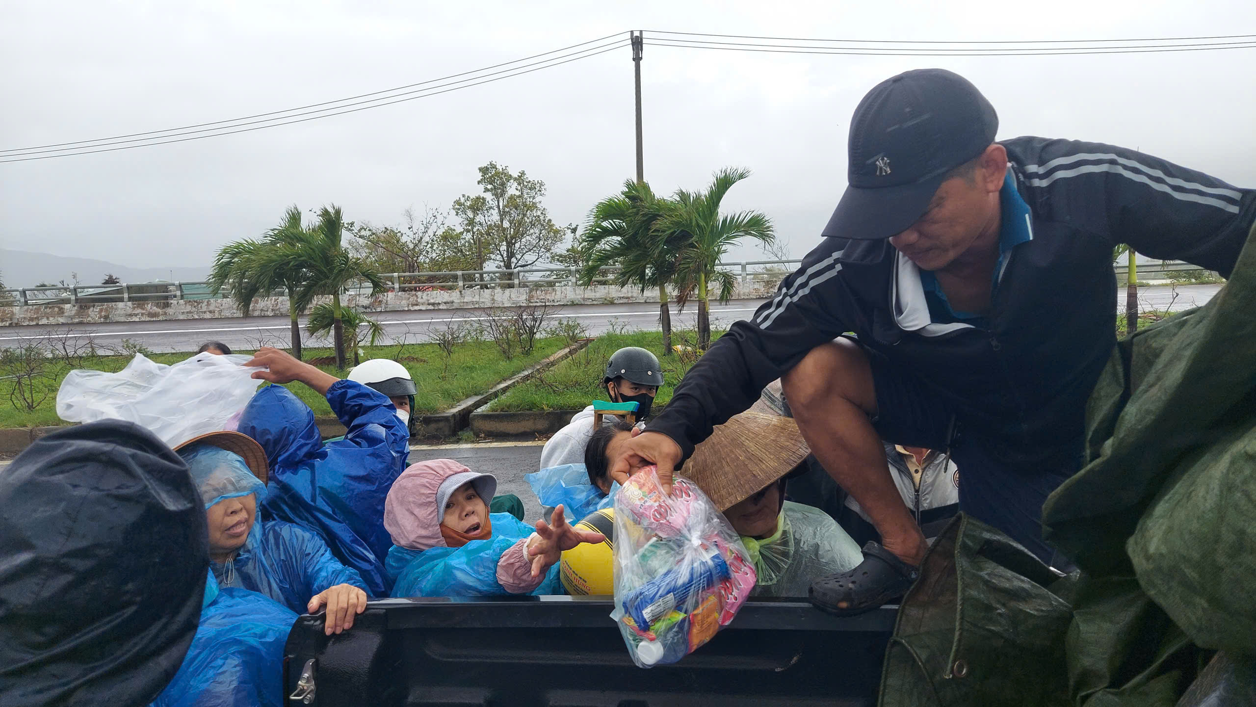 Người dân vùng lũ ùa lên QL19 ở Gia Lai trong gió lạnh để xin cứu trợ- Ảnh 5.