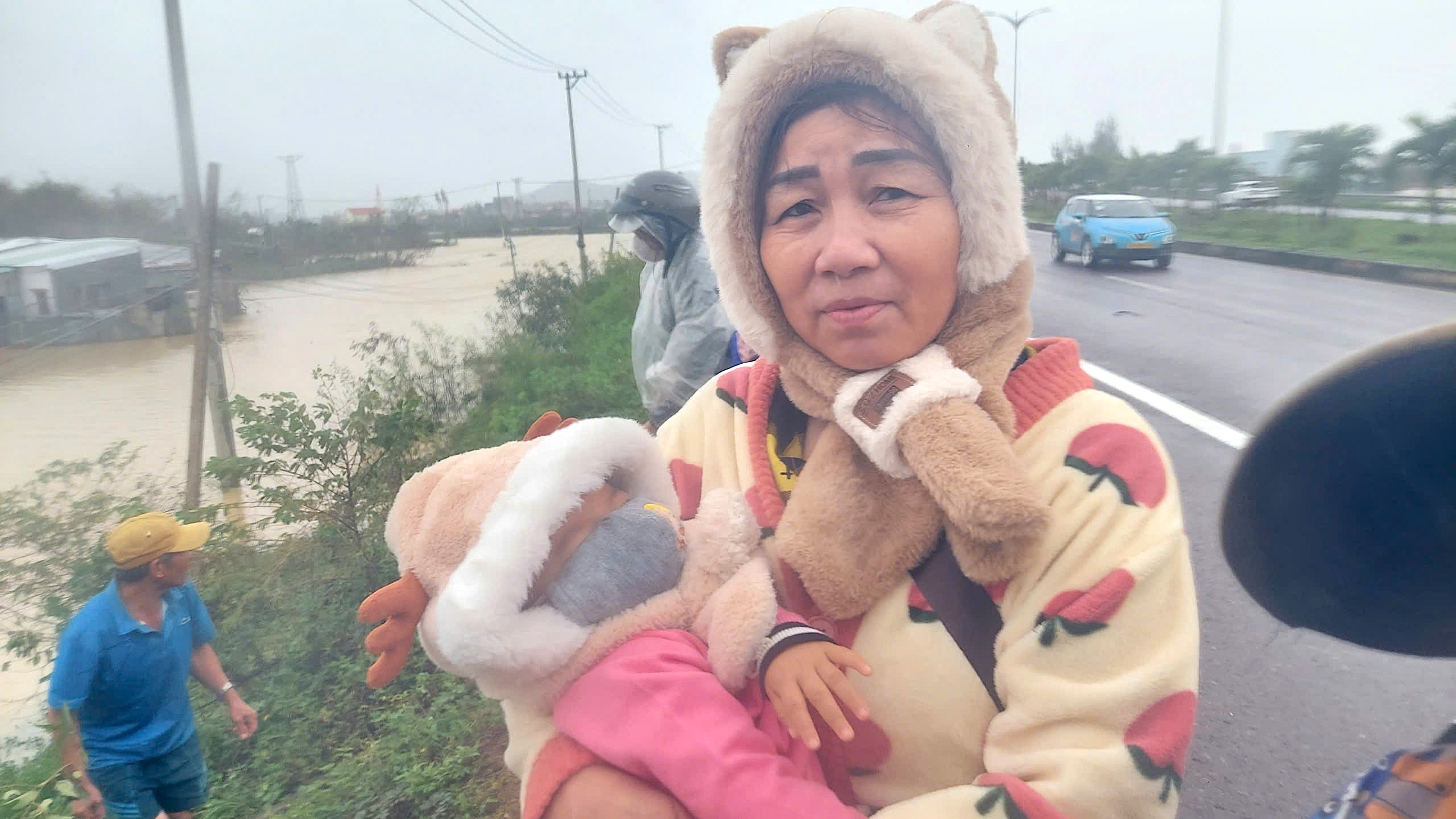 Người dân vùng lũ ùa lên QL19 ở Gia Lai trong gió lạnh để xin cứu trợ- Ảnh 1.