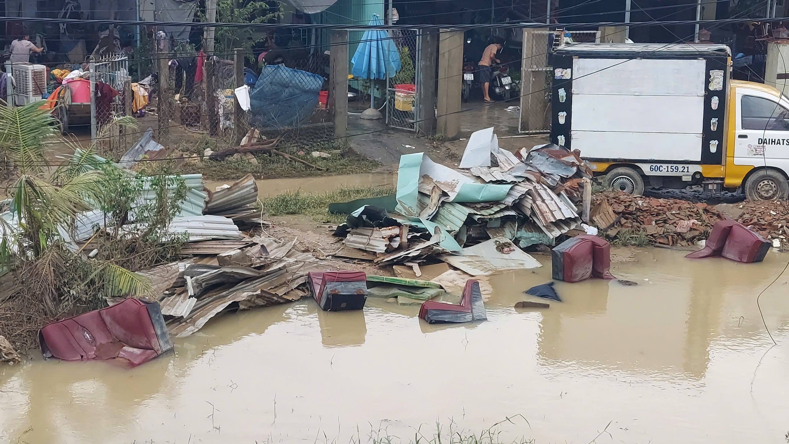 Người dân vùng lũ ùa lên QL19 ở Gia Lai trong gió lạnh để xin cứu trợ- Ảnh 3.