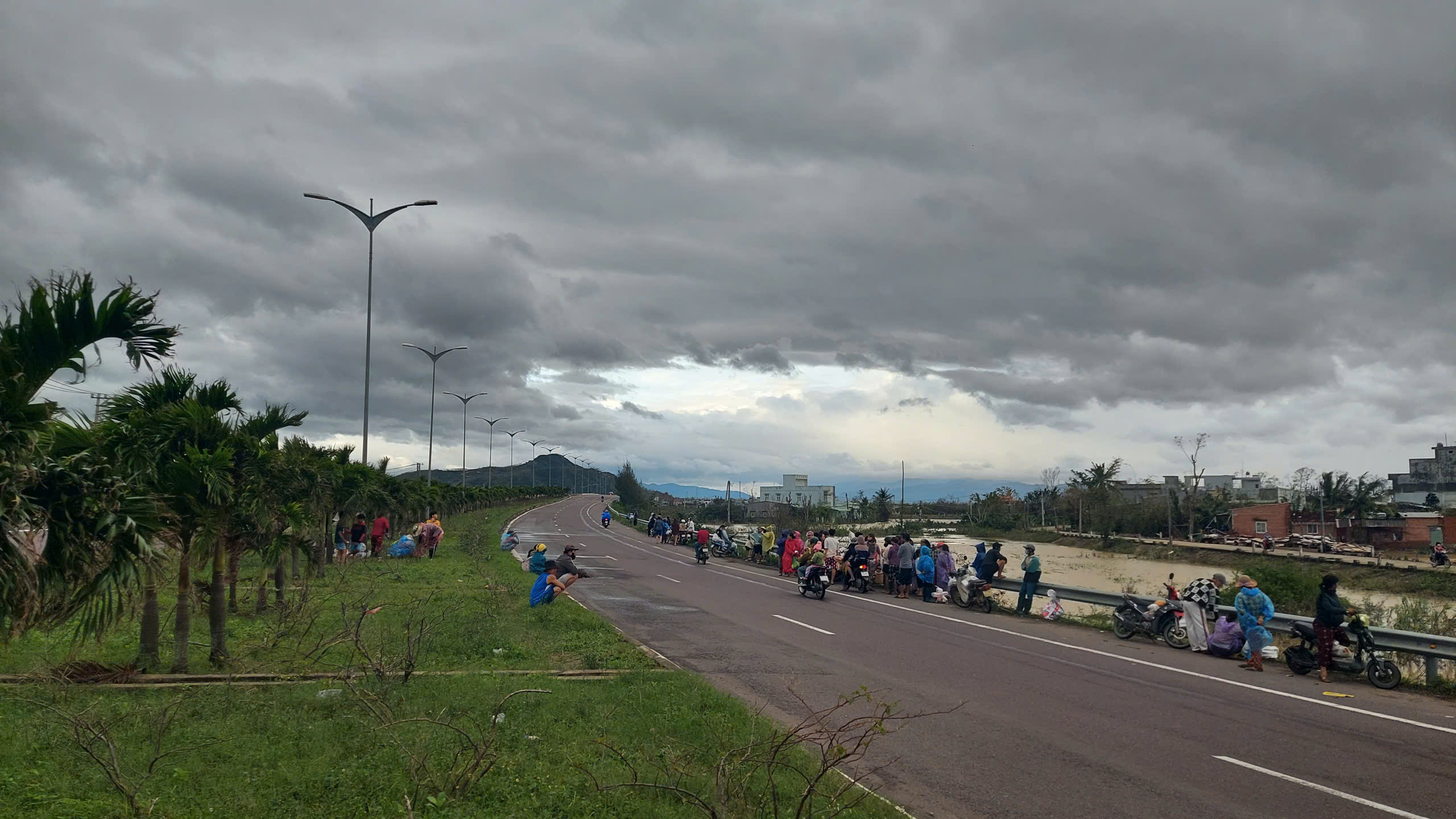 Người dân vùng lũ ùa lên QL19 ở Gia Lai trong gió lạnh để xin cứu trợ- Ảnh 4.