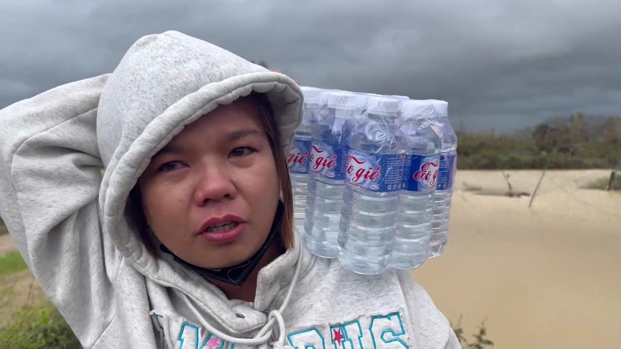 Cả đời chưa từng thấy lũ dữ, bật khóc nhận cứu trợ ở Gia Lai- Ảnh 4.