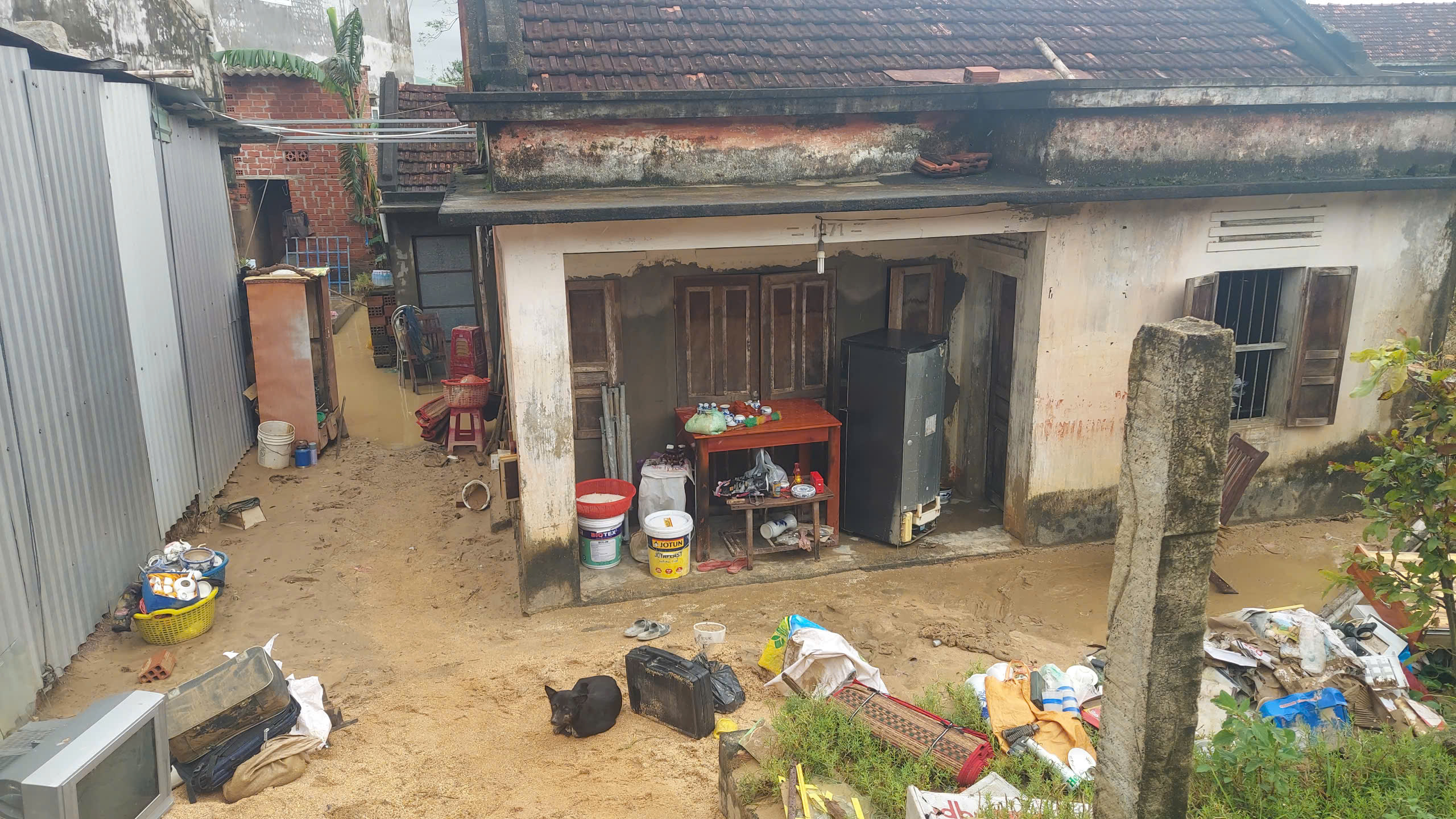 Cả đời chưa từng thấy lũ dữ, bật khóc nhận cứu trợ ở Gia Lai- Ảnh 3.