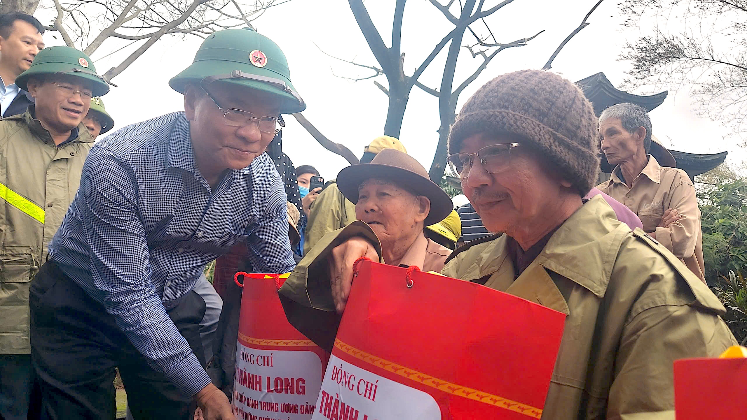 Cả đời chưa từng thấy lũ dữ, bật khóc nhận cứu trợ ở Gia Lai- Ảnh 6.